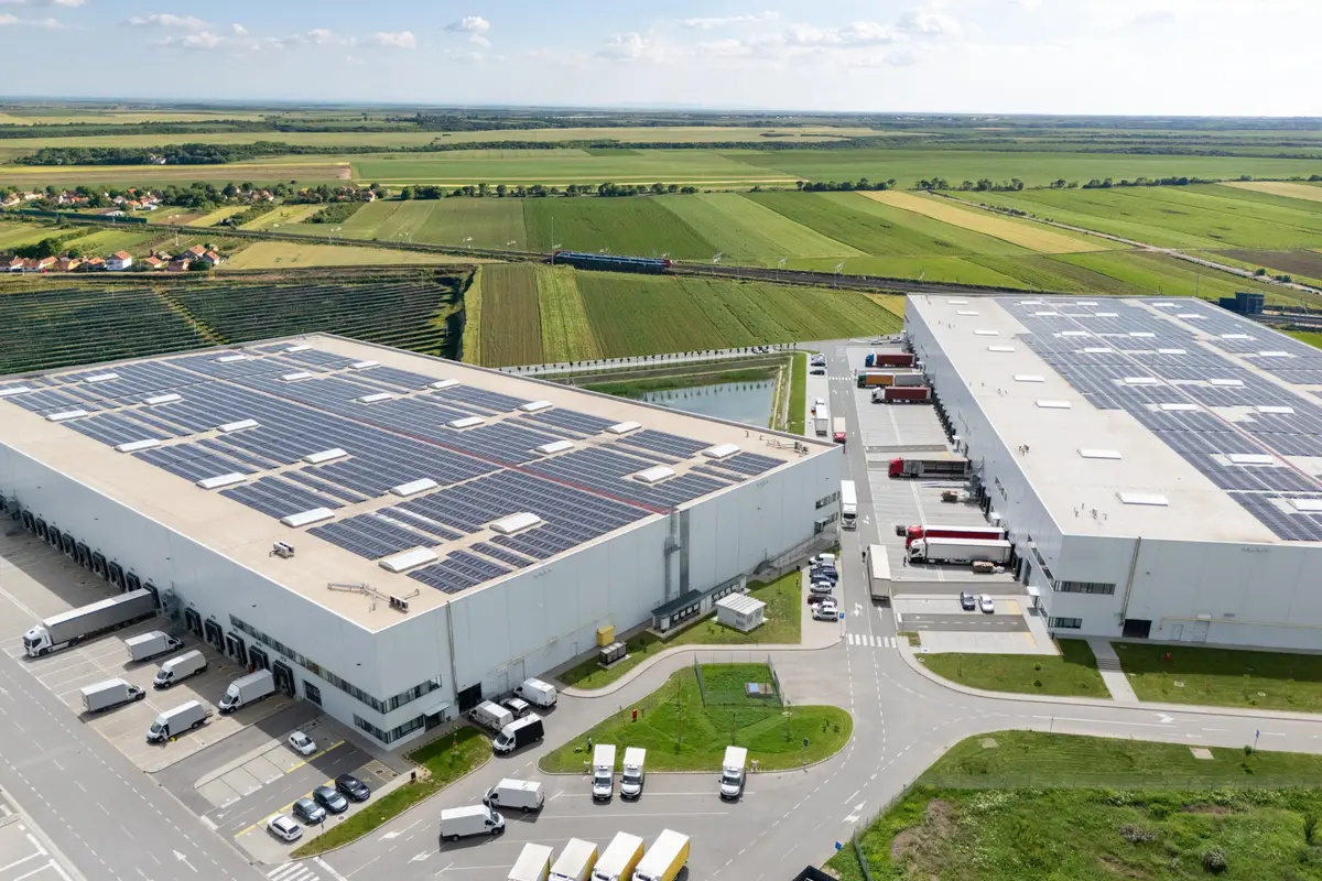 Bedrijfsdak met zonnepanelen